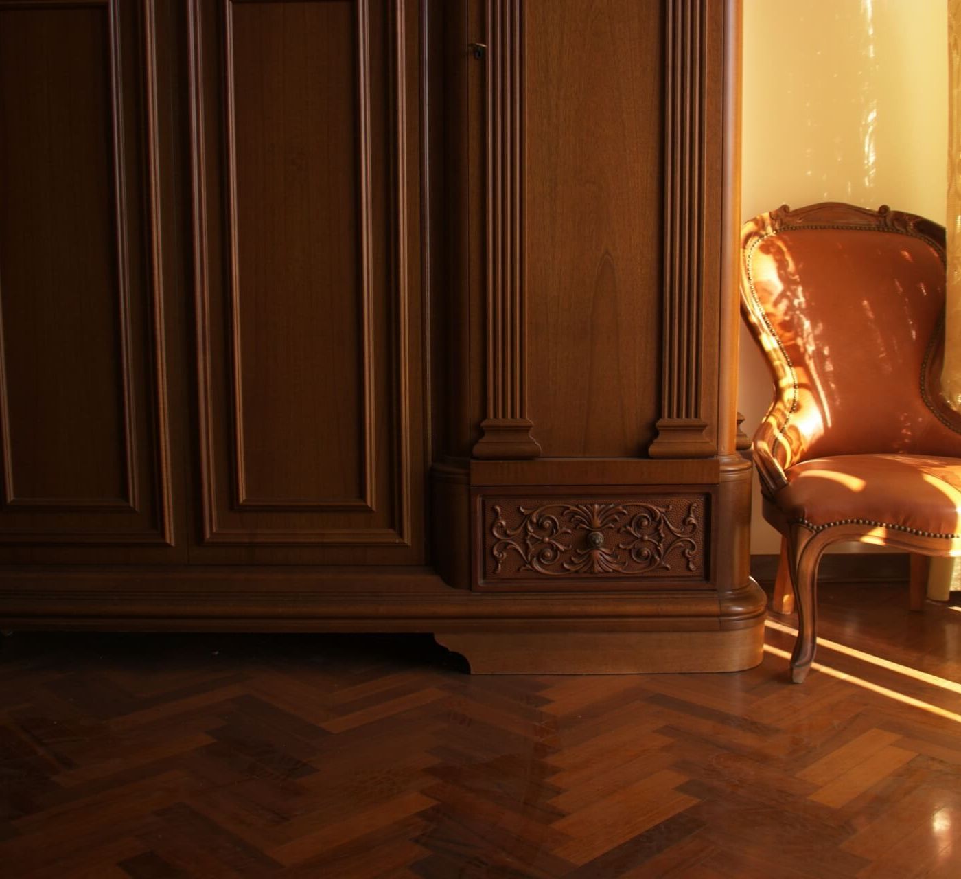 Parquet a spina ungherese o francese: eleganza e posa professionale